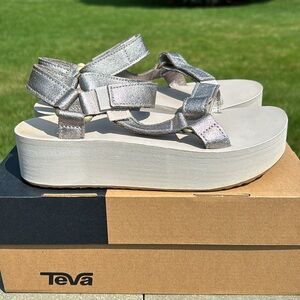 Teva Flatform Universal leather sandal - women’s size 8 with box